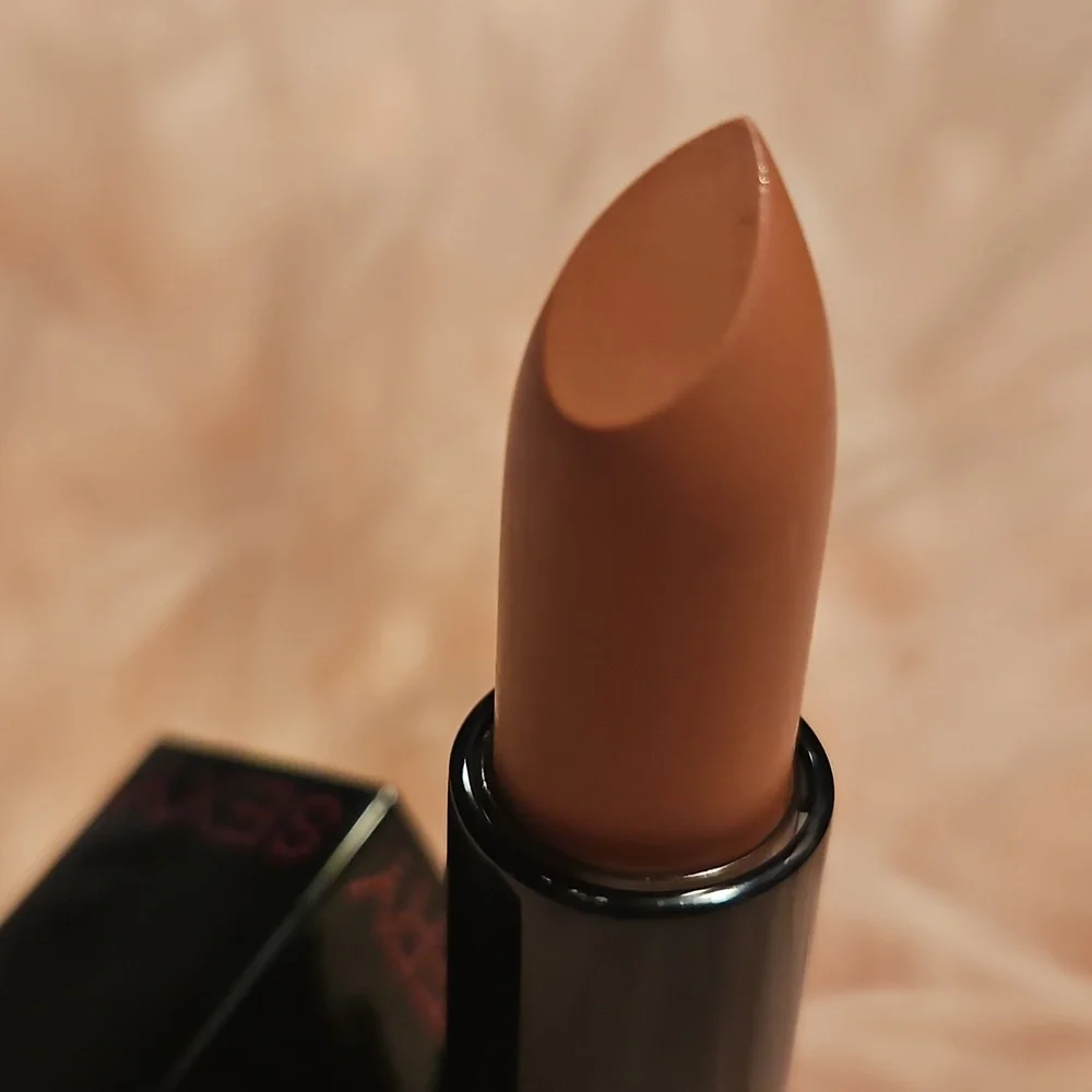 🆕️Victoria's Secret Very Sexy Lipstick In WHISPER